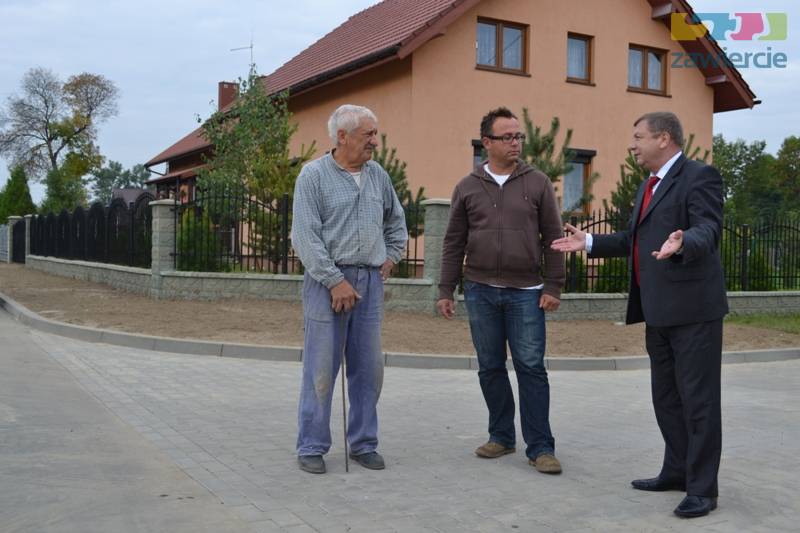 Zdjęcie: Prezydent Ryszard Mach rozmawia z panem Włodzimierzem Czaplą oraz wykonawcą inwestycji